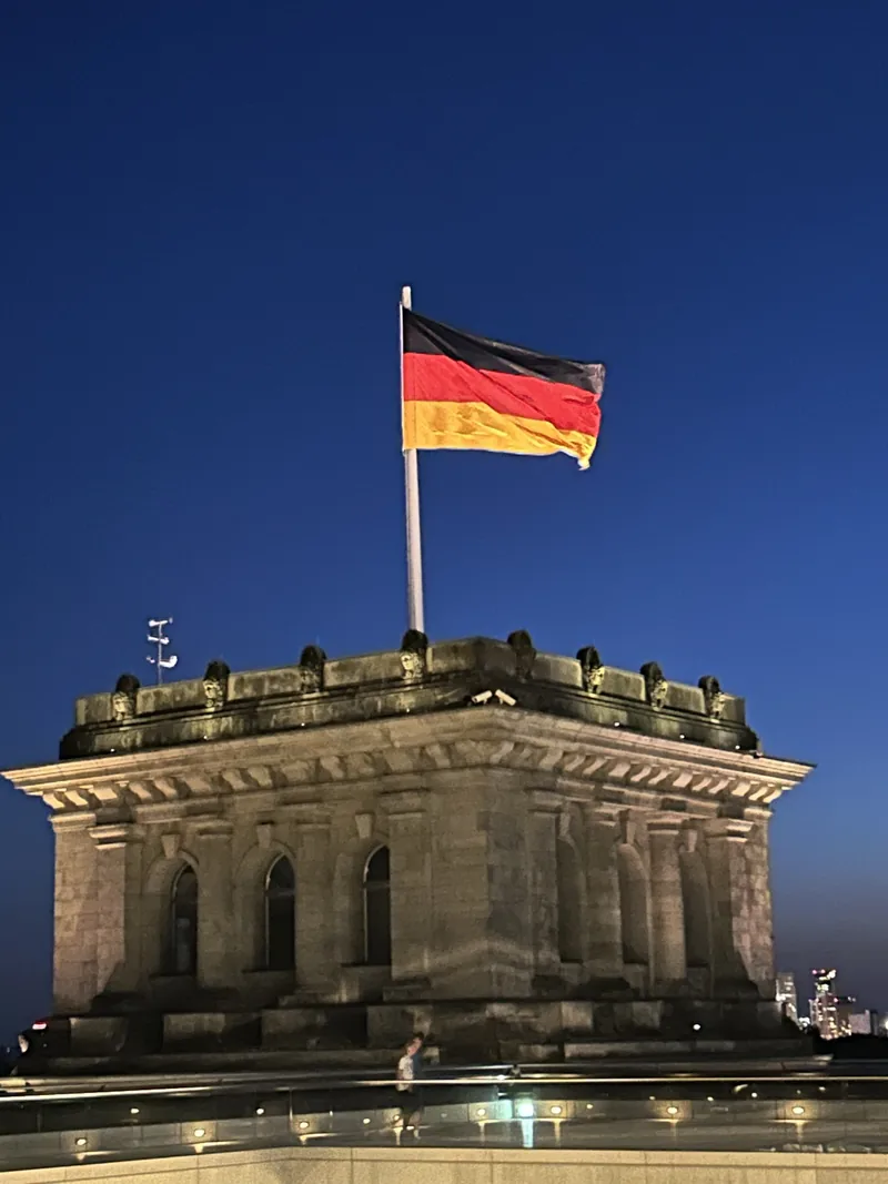 Die Dachterrasse und die deutsche Flagge in der Abenddämmerung.